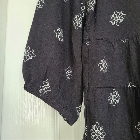 Mudd black and white patterned blouse. - Picture 4 of 4